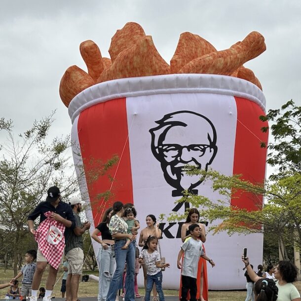 KFC Logra el abrazo más grande el Ecuador - Bucket Together